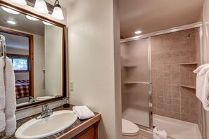 Condo, 2 Bedrooms, 2 Bathrooms | Bathroom | Combined shower/bathtub, hair dryer, towels