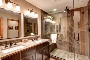 Habitación estándar | Baño | Tina con regadera y toallas 