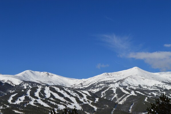 Una montaña cubierta de nieve con un cielo azul despejado.