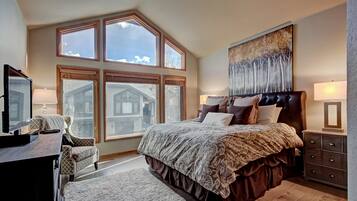 Three Bedroom Townhome with Hot Tub | 3 bedrooms, individually decorated, individually furnished