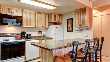 Full-sized fridge, microwave, stovetop, dishwasher