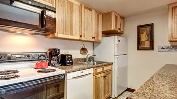 Full-size fridge, microwave, stovetop, dishwasher