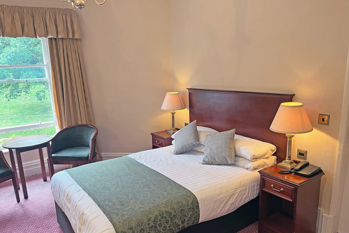 Desk, iron/ironing board (on request), WiFi (free), bed sheets