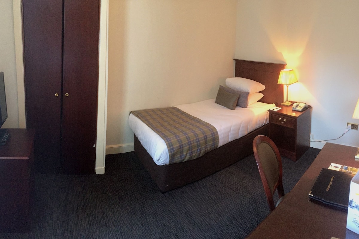 Superior Single Room | Desk, iron/ironing board (on request), free WiFi, bed sheets