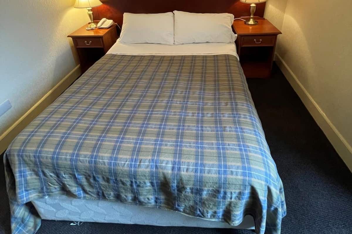 Coffre-fort, bureau, fer et planche à repasser, accès au Wi-Fi (inclus)