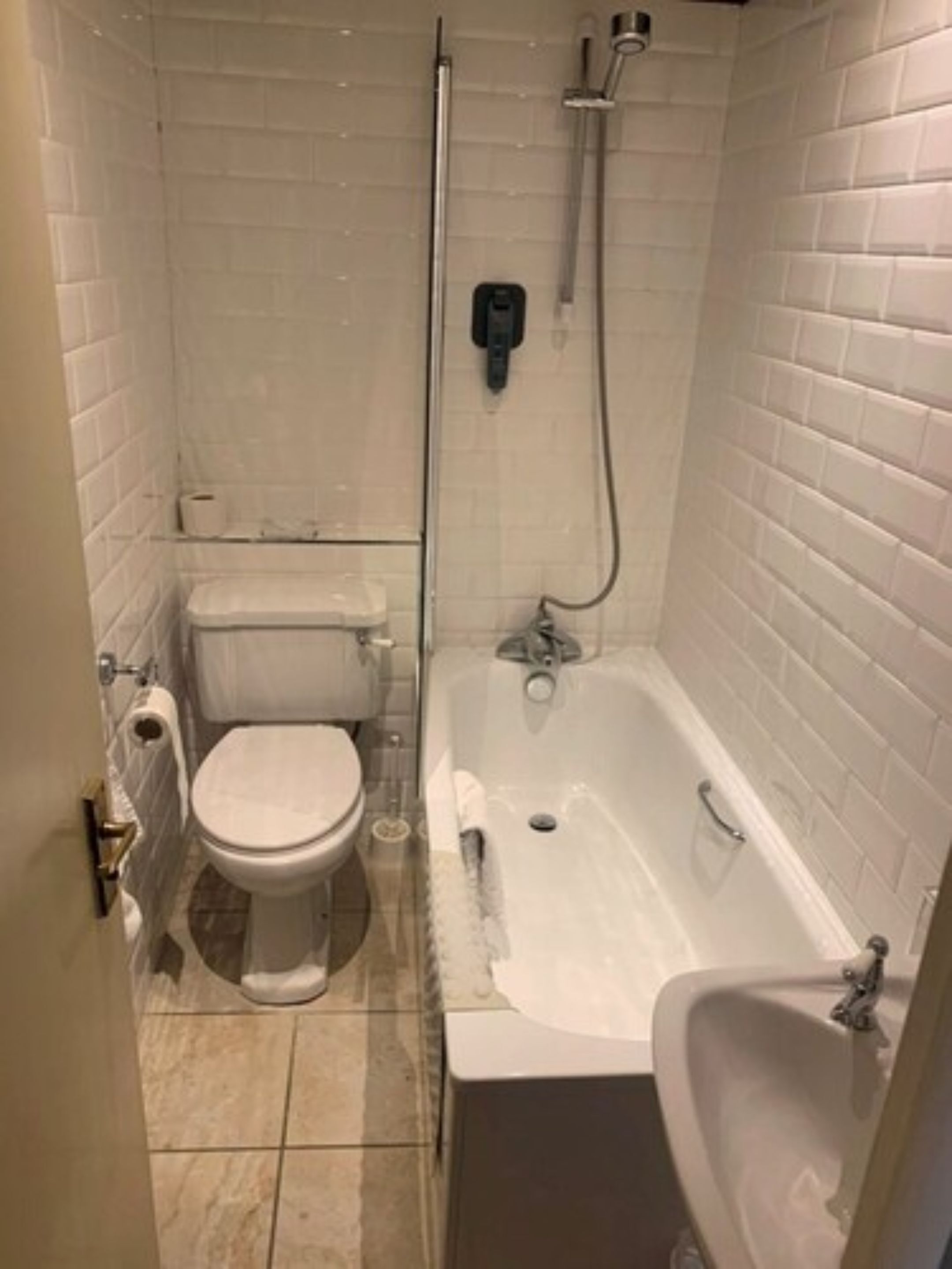 Un baño con inodoro, bañera y lavabo.