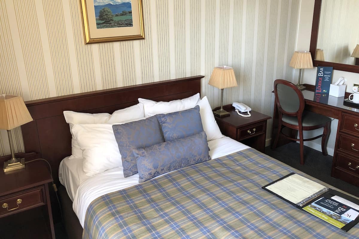 Coffre-fort, bureau, fer et planche à repasser, accès au Wi-Fi (inclus)