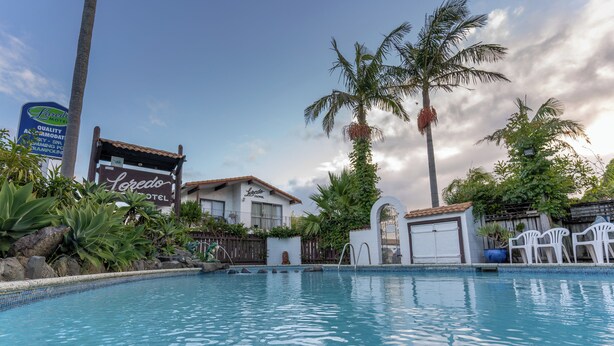 A swimming pool with a view of a hotel named 'Loredon'. - Loredo Motel (Kaitaia)