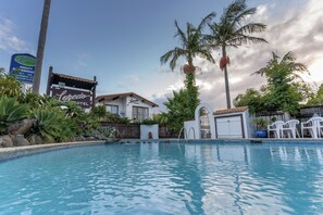 A swimming pool with a view of a hotel named 'Loredon'. - Loredo Motel (Kaitaia)