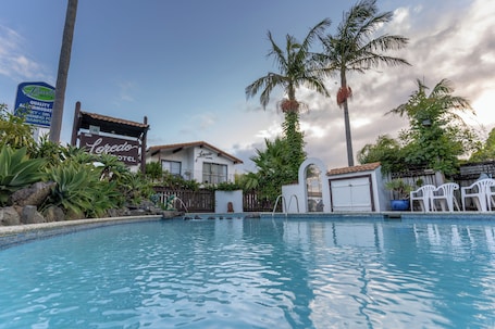 Una piscina al aire libre de temporada
