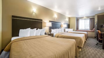 Habitación, 3 camas individuales, no fumadores (2 Queen Beds, 1 Double Bed) | Escritorio, tabla de planchar con plancha, wifi gratis y ropa de cama