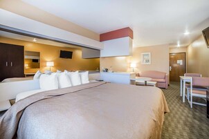 Escritorio, tabla de planchar con plancha, wifi gratis y ropa de cama 