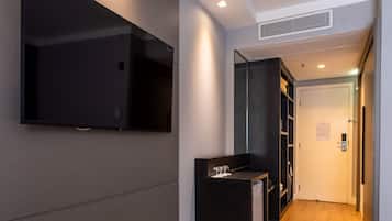 Standard PwD Disability Access Triple - 1 Double Bed and 1 Single Bed | 迷你吧、客房內保險箱、書桌、隔音