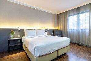 Deluxe tweepersoonskamer | 1 slaapkamer, een minibar, een kluis op de kamer, een bureau