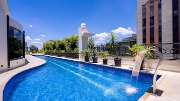 Una piscina al aire libre