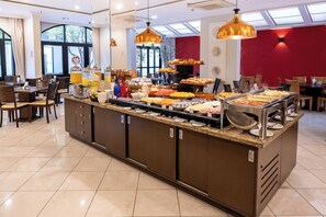 Free daily buffet breakfast