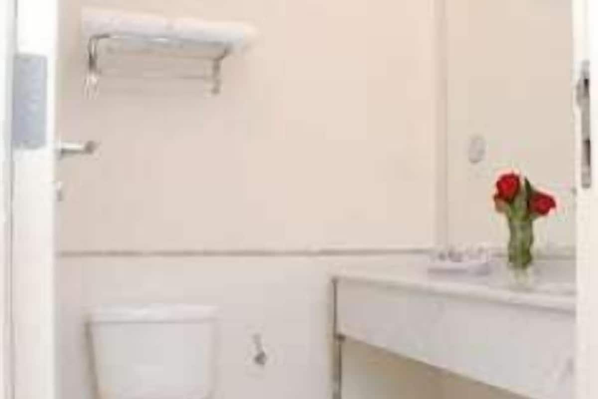 Kylpyhuone | Suihku, ilmaiset hygieniatuotteet, hiustenkuivaaja, pyyhkeet