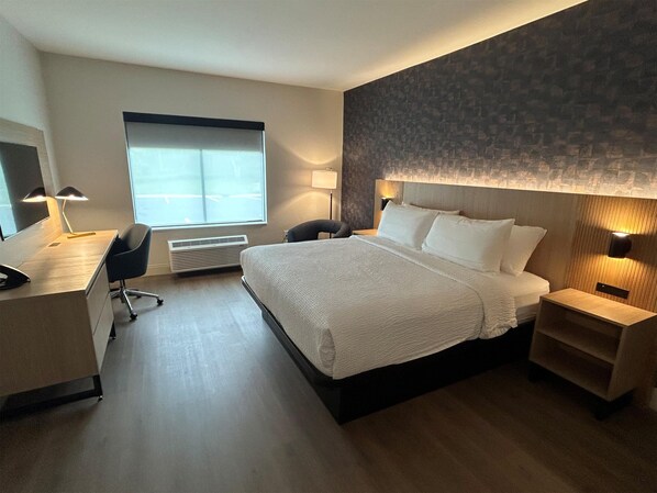 Standard Room, 1 Katil Raja (King), Non Smoking | Meja, seterika/papan seterika, katil bayi/kot (percuma) 