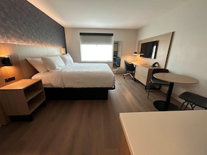 Suite, 1 King Bed, Non Smoking, Corner | Desk, iron/ironing board, free cribs/infant beds, rollaway beds