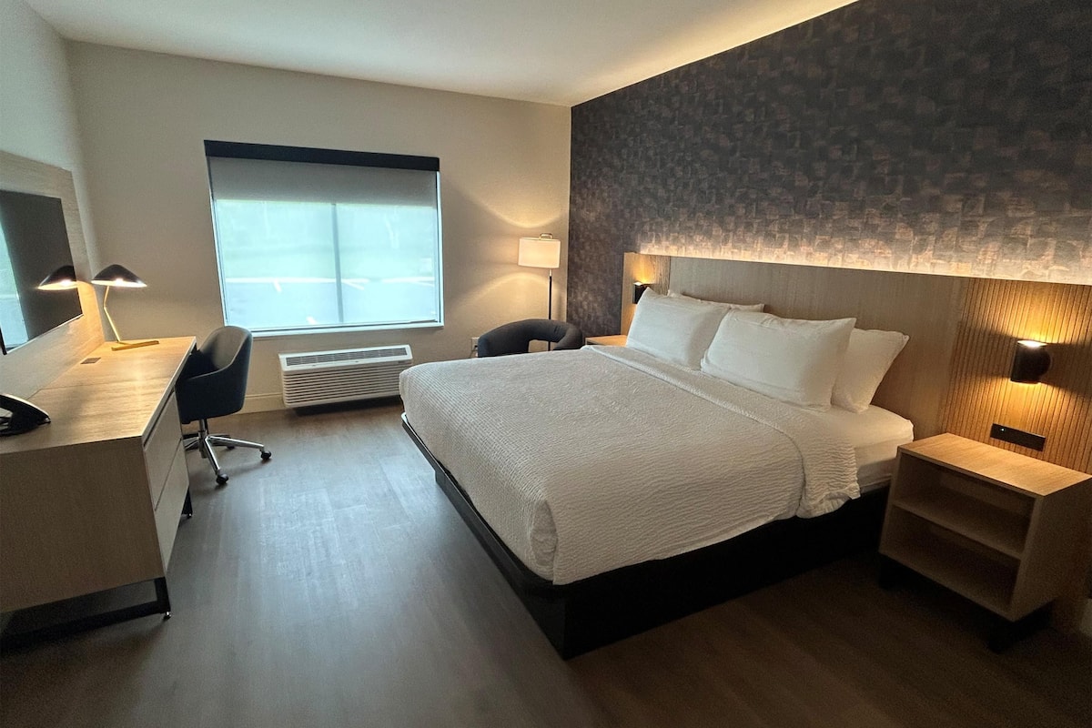 Standard Room, 1 King Bed, Non Smoking | Desk, iron/ironing board, free cribs/infant beds, rollaway beds