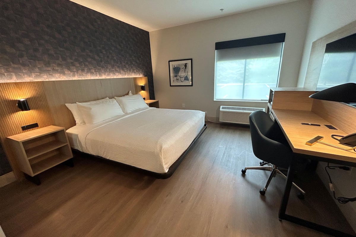 Standard Room, 1 King Bed, Accessible, Non Smoking | Desk, iron/ironing board, free cribs/infant beds, rollaway beds