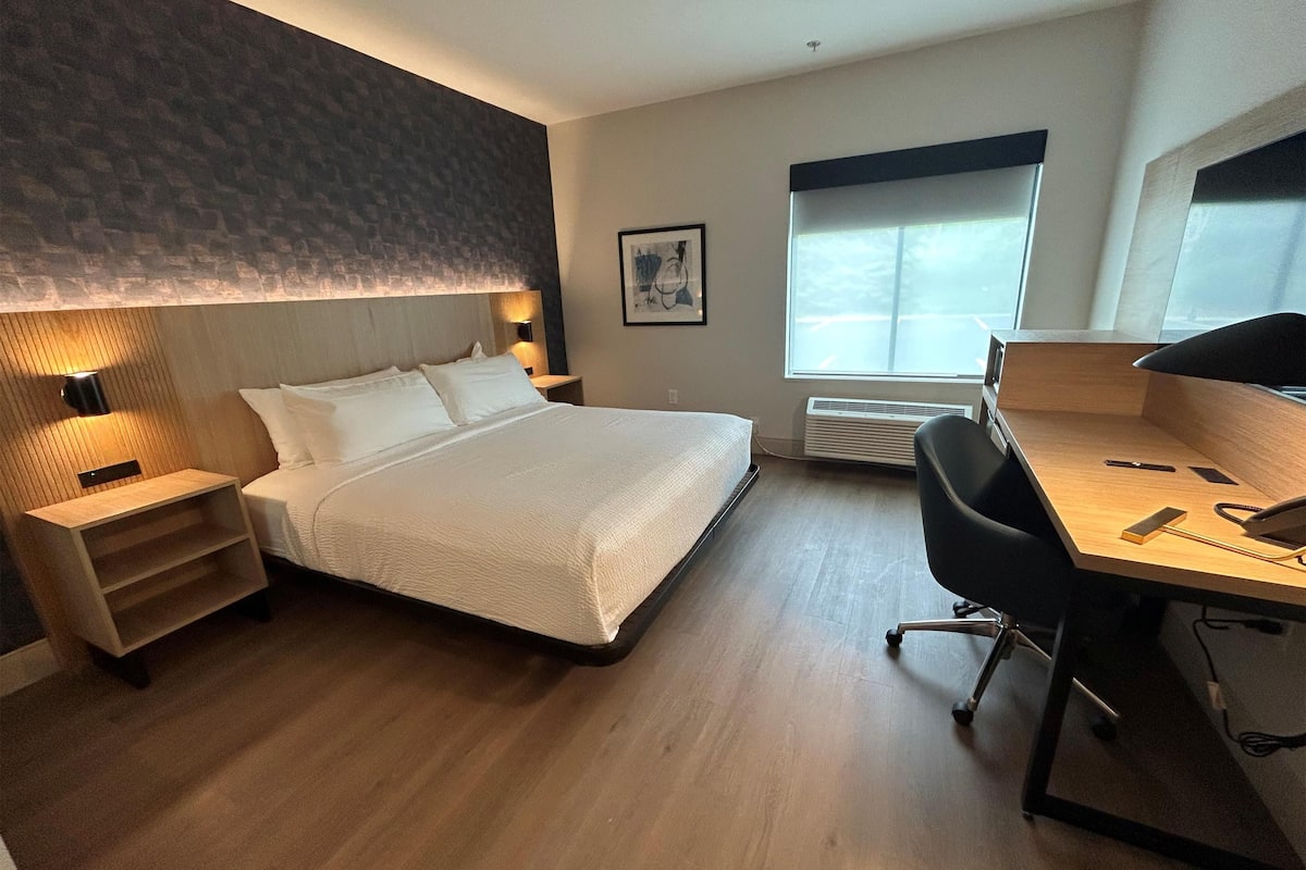 Standard Room, 1 King Bed, Accessible, Non Smoking | Desk, iron/ironing board, free cribs/infant beds, rollaway beds