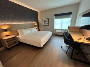 Standard Room, 1 Katil Raja (King), Accessible, Non Smoking | Meja, seterika/papan seterika, katil bayi/kot (percuma) 