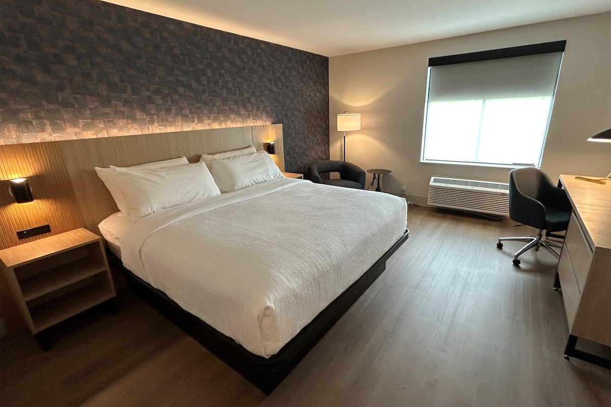 Standard Room, 1 King Bed, Non Smoking | Desk, iron/ironing board, free cribs/infant beds, rollaway beds