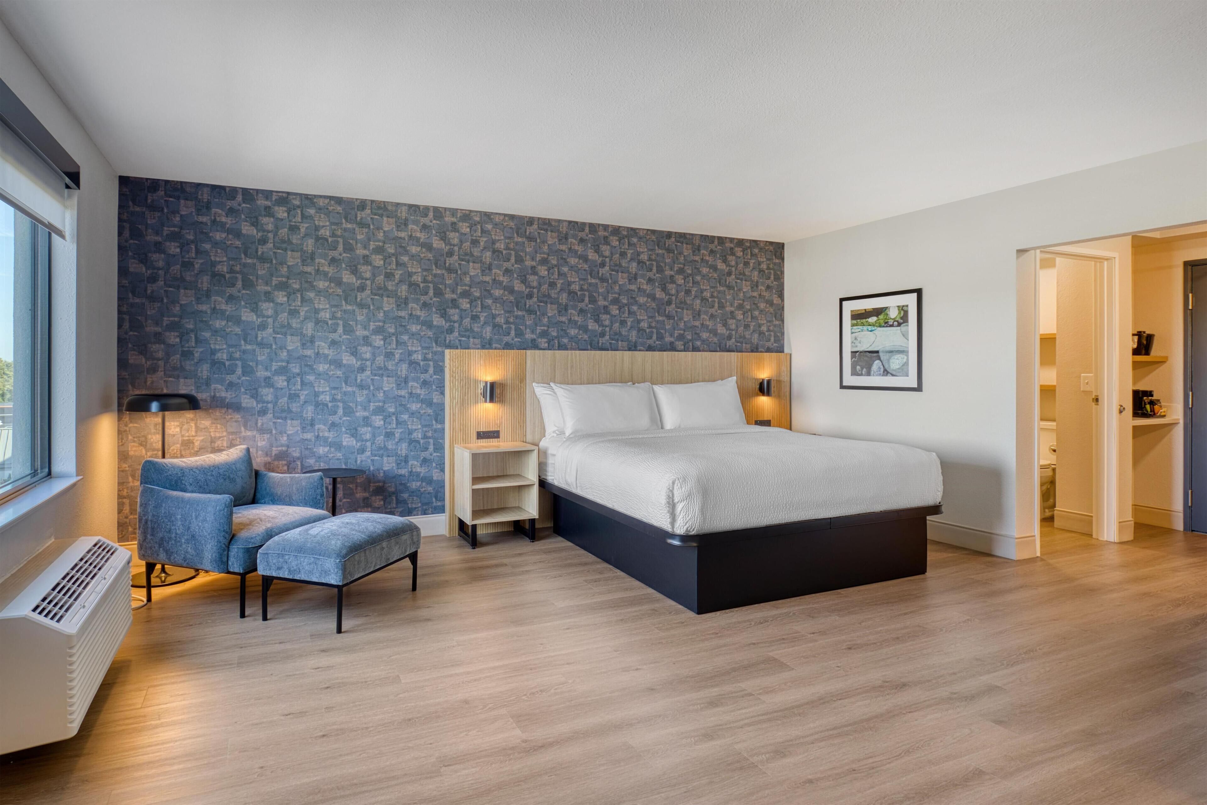 Suite, 1 King Bed, Non Smoking, Corner