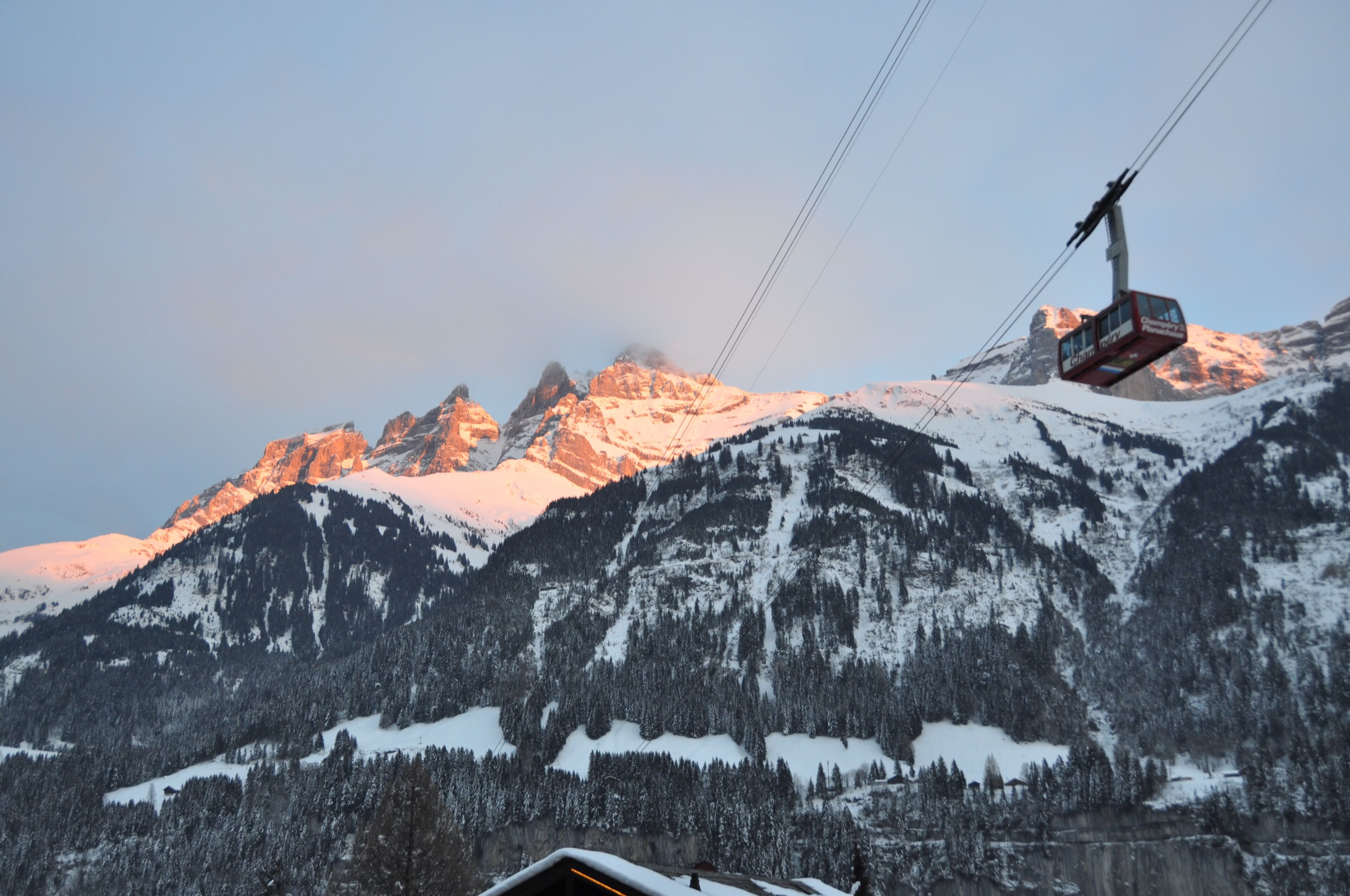 Un paysage de montagne avec un téléphérique de ski.