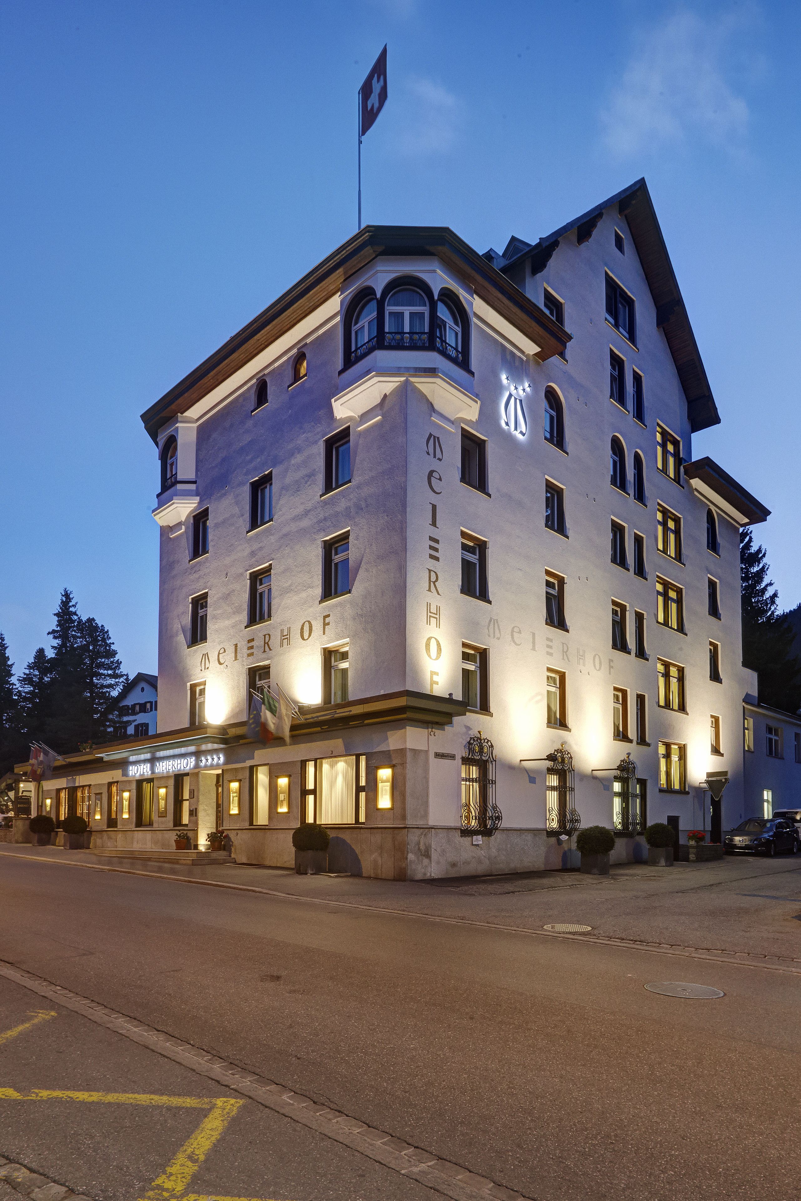 숙박 시설 정면 - 저녁/밤