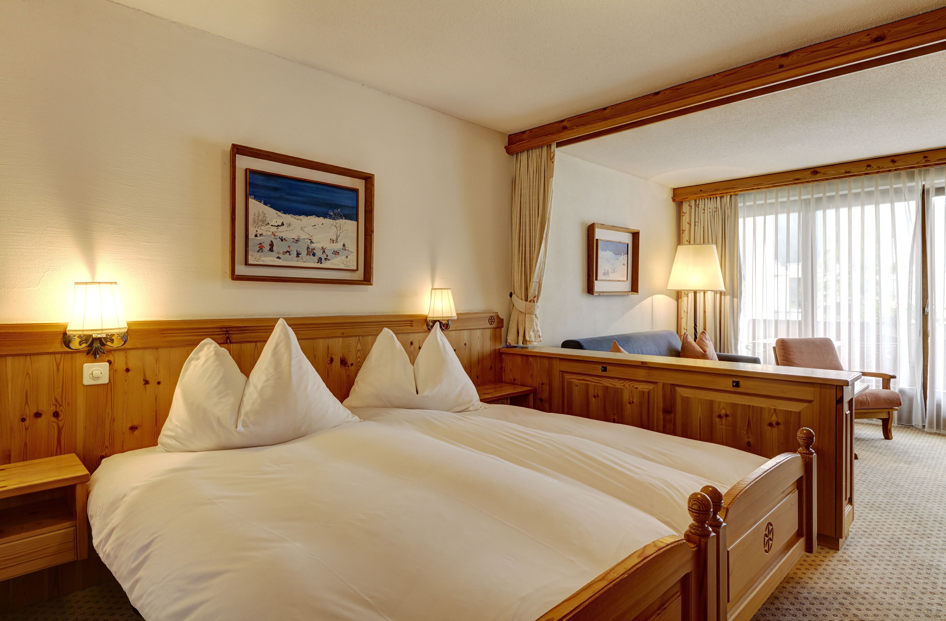 Quarto casal superior | Frigobar, cofres nos quartos, escrivaninha, quartos à prova de som