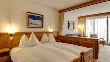 高级双人房 | 迷你吧、客房内保险箱、办公桌、隔音