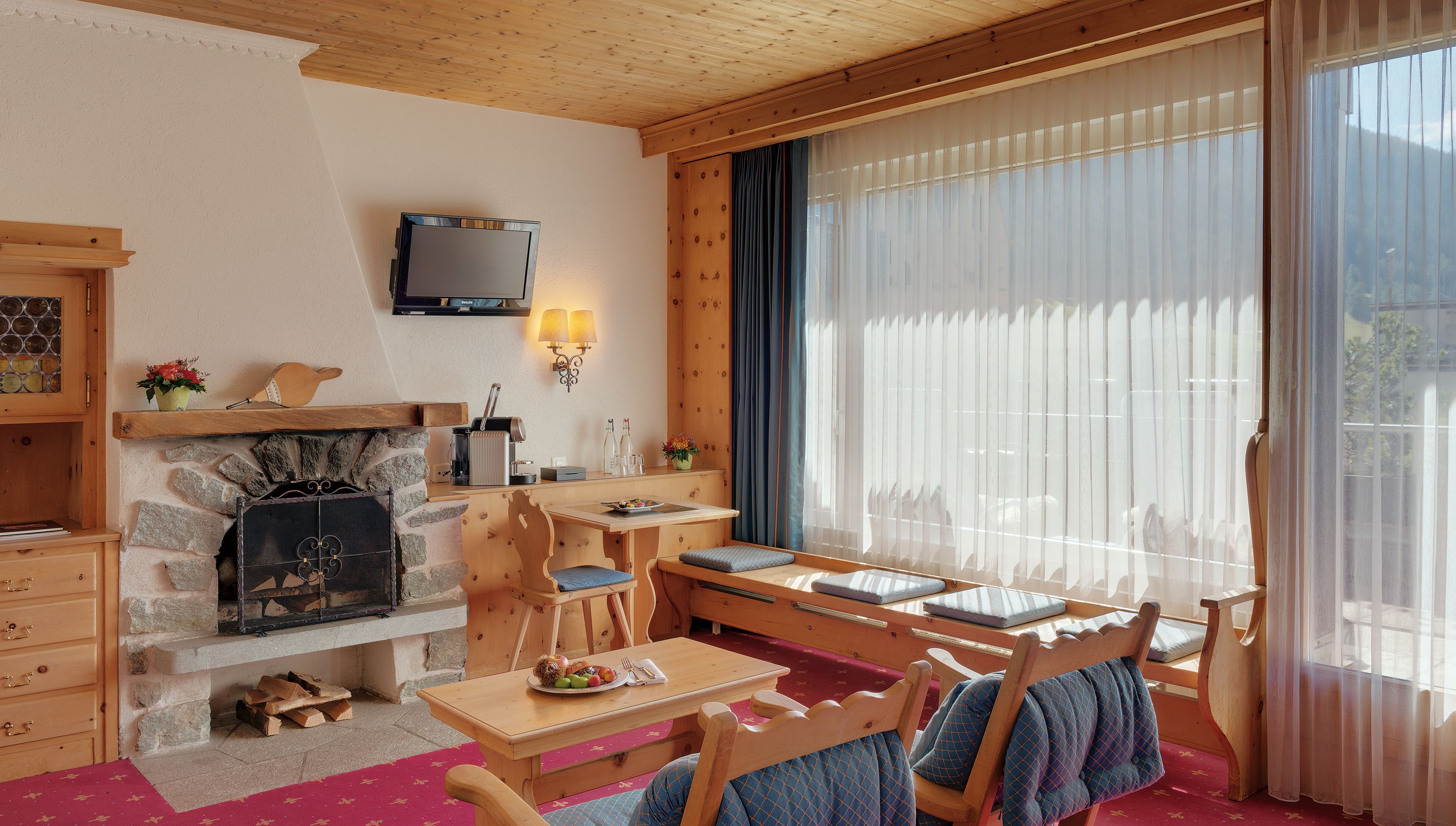 junior suite (pöstli) | living area | 100-cm flat-screen tv with cable channels, tv