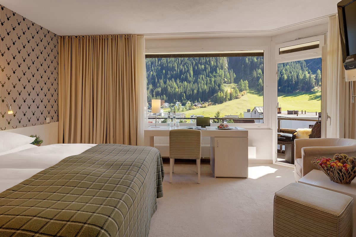 standard double room (poschiavo) | hypo-allergenic bedding, minibar, in-room safe, desk