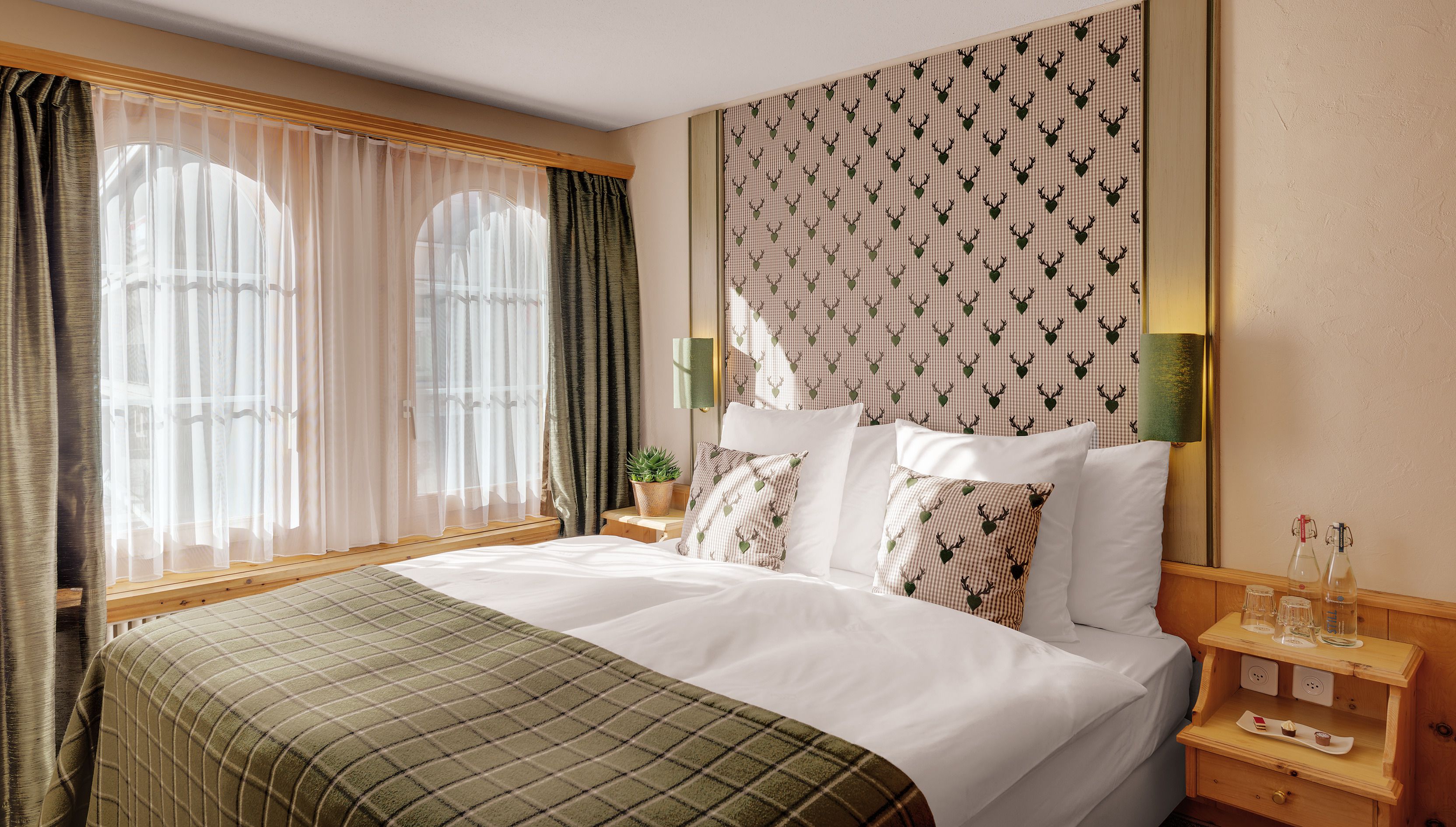 hypo-allergenic bedding, minibar, in-room safe, desk