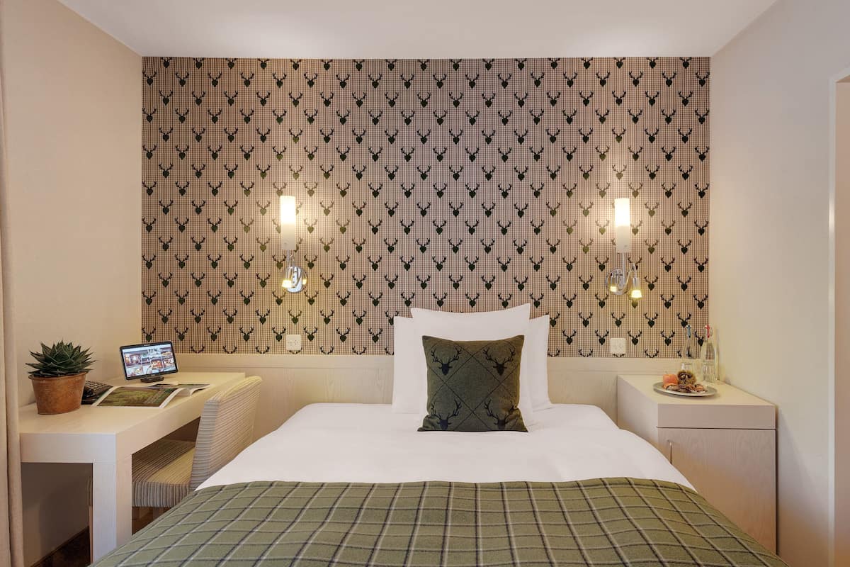 hypo-allergenic bedding, minibar, in-room safe, desk