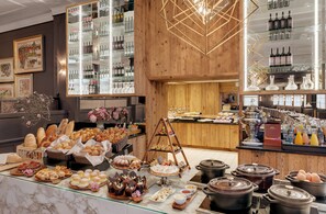 Daily buffet breakfast (CHF 35 per person) - Morosani Schweizerhof (Davos)