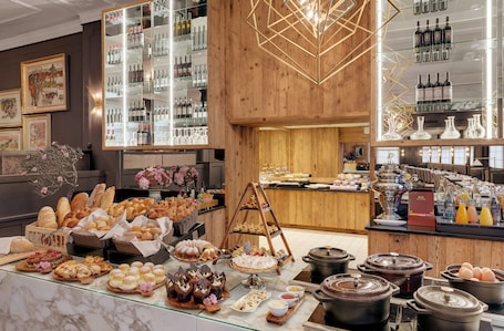 Desayuno buffet diario (CHF 35 por persona). Morosani Schweizerhof
