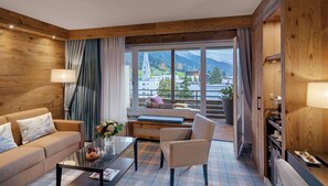 Junior Suite | Hypo-allergenic bedding, down duvets, minibar, in-room safe - Morosani Schweizerhof (Davos)