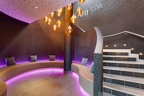 Salas de tratamiento para parejas, un sauna, una bañera de hidromasaje