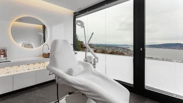 Couples treatment room(s), sauna, hot tub, steam room, massages