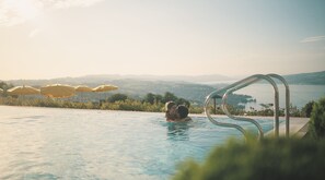 Una piscina cubierta, una piscina al aire libre, tumbonas