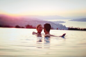 Una piscina techada, una piscina al aire libre