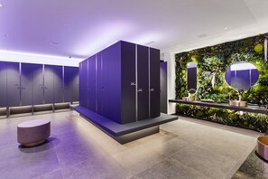 Couples treatment room(s), sauna, hot tub, steam room, massages