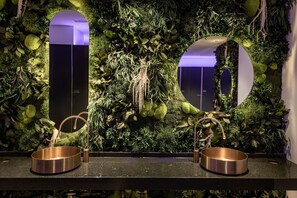Salas de tratamiento para parejas, un sauna, una bañera de hidromasaje