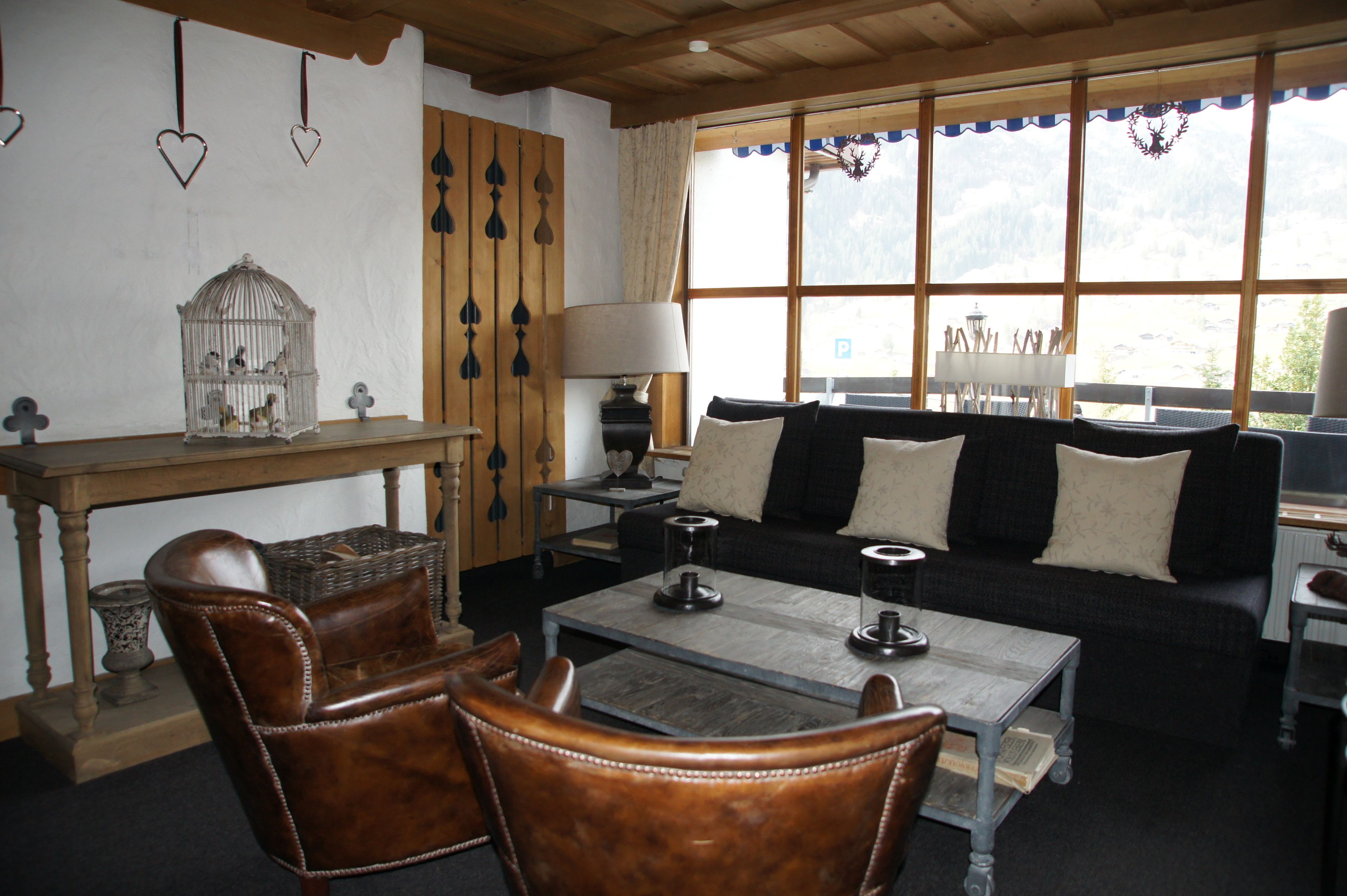 Lobby-lounge
