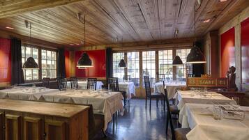 4 restaurants servant le petit déjeuner, le déjeuner et le dîner