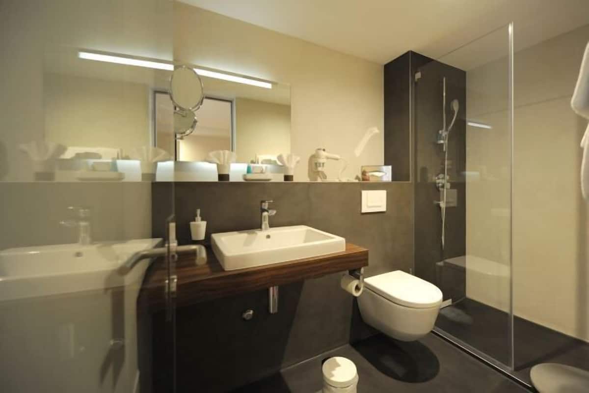Badezimmer | Kostenlose Toilettenartikel, Haartrockner, Handtücher