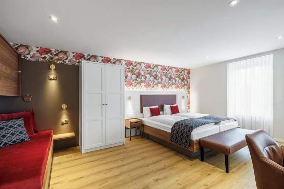 1 Schlafzimmer, Zimmersafe, individuell dekoriert
